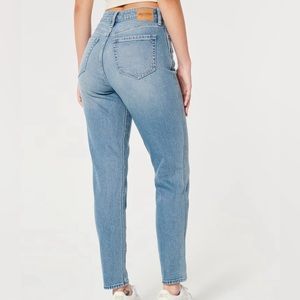 CURVY ULTRA HIGH-RISE MEDIUM WASH MOM JEAN